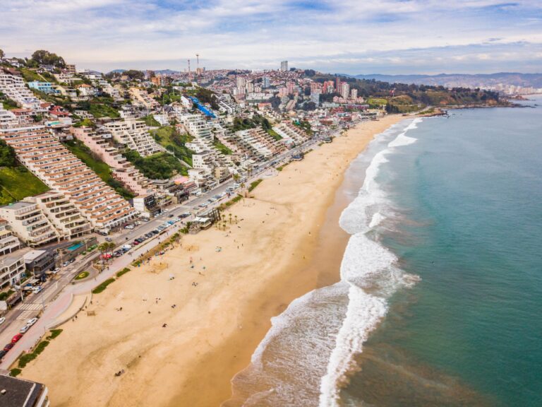 ¿Qué origina la erosión de las playas en nuestro país?