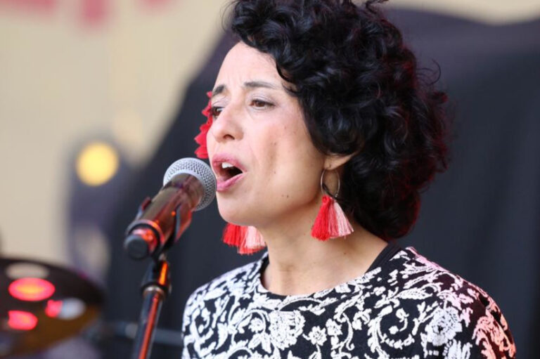 La cantante y percusionista Daniela Conejero presenta concierto íntimo este sábado 26 de abril