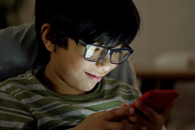 Infancia hiperconectada: los datos que interpelan la educación y la familia chilena