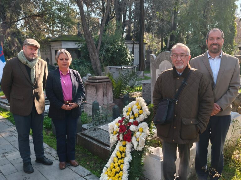 Jeannette Jara refuerza diálogo con comunidades evangélicas con simbólica visita al Patio de los Disidentes del Cementerio General