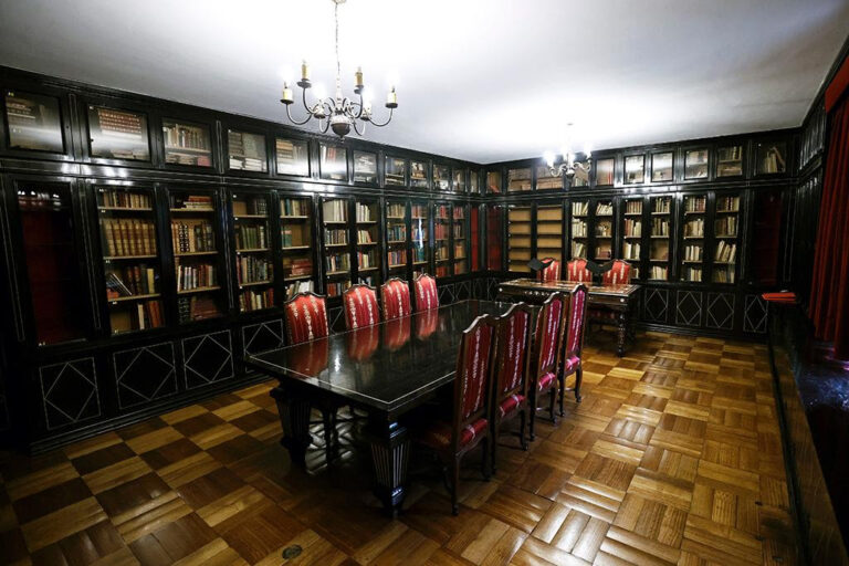 La Sala Neruda, el espacio que resguarda el legado del Premio Nobel y cautiva al público