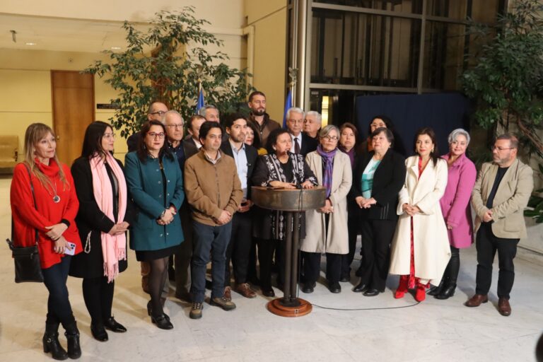Bancadas oficialistas entregan su apoyo a la candidata presidencial Jeannette Jara y llaman a la unidad de la centroizquierda