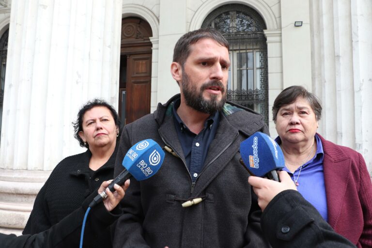Parlamentarios PC se reúnen con Ministra de Defensa: Exigen que respalde proyecto que limita competencia de la justicia militar en casos de narcotráfico