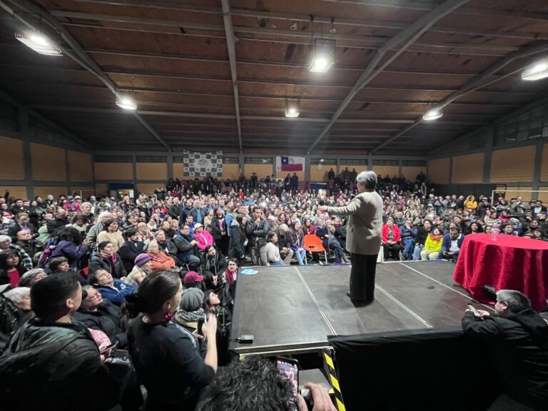 El fenómeno Jeannette Jara en regiones: Biobío y Maule con locales llenos junto a gran apoyo en las calles