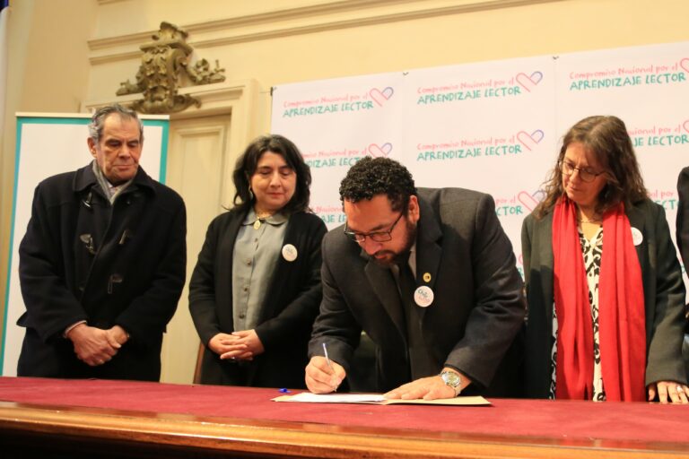 Ministro Cataldo en alianza para el fomento a la lectura: “Sigamos mirando los desafíos de la educación con esta visión de unidad”