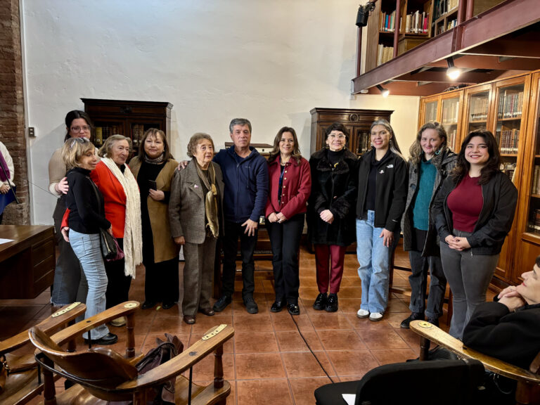 Hijos de Gladys Marín donan más de 300 objetos personales al Museo Histórico Nacional