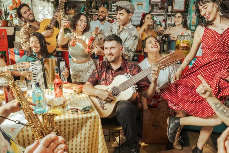 Alex Chinga lanza “¡Vuelta!”: versos latinoamericanos que se cantan y bailan