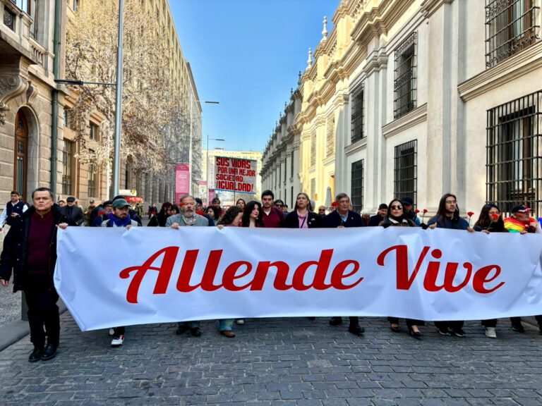 PC homenajeó legado de Allende a 55 años del triunfo de la Unidad Popular