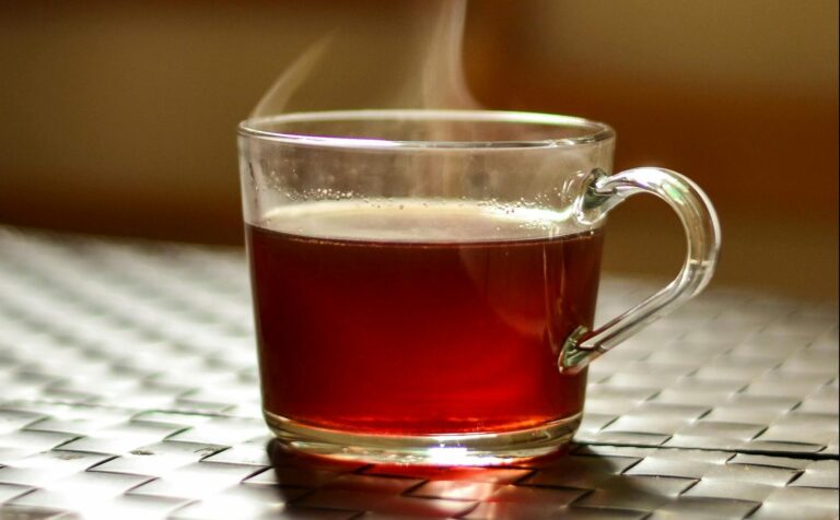 De herencia británica a costumbre nacional: expertos analizan por qué Chile tiene un alto consumo de té