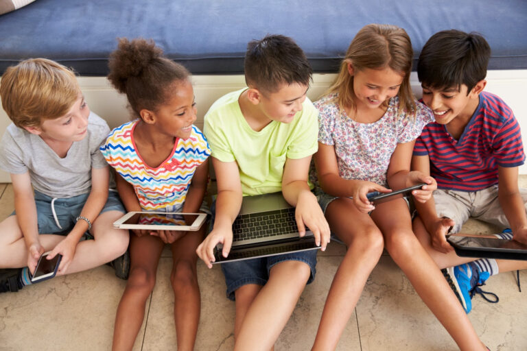 Académicos advierten el impacto negativo que tiene en el desarrollo motor de los niños el uso reiterado de pantallas