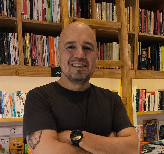 Con segundo libro, Juan Angulo se incorpora a la renovación de la novela negra chilena