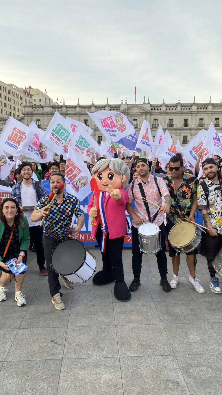 Avanza en encuestas y en la calle: Banderazo por Jeannette Jara se toma Santiago