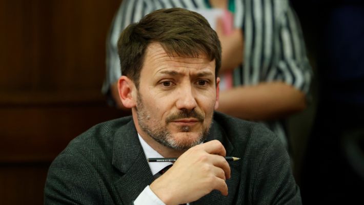 PC resuelve no sumarse a acusación constitucional contra ex ministro de Energía Diego Pardow