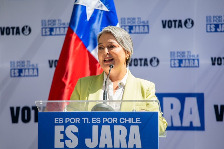 Más especialistas y hospitales: Jeannette Jara entrega directrices de su propuesta de salud