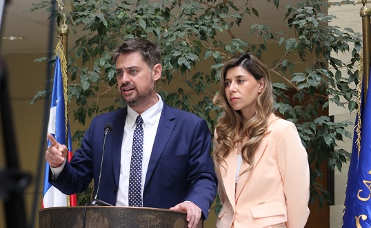 Manouchehri y Cicardini denuncian en Fiscalía y anuncian acusación constitucional contra juez Simpertigue