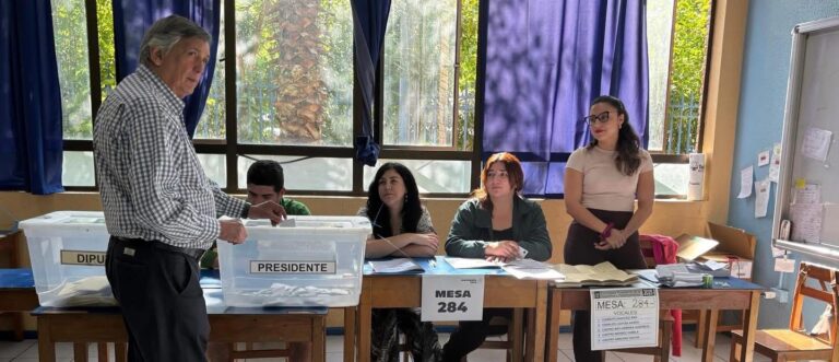 Lautaro Carmona emite su voto en La Florida y proyecta una jornada “histórica” para Chile