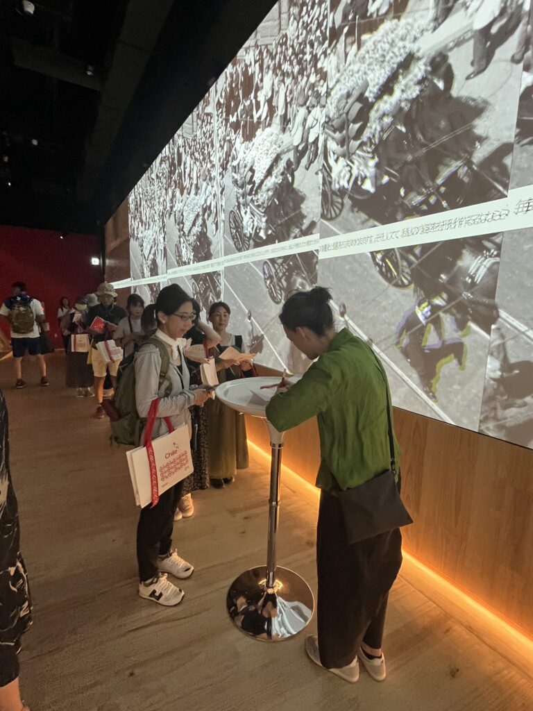 Chile abre las celebraciones por los 80 años del Nobel de Gabriela Mistral con una muestra inmersiva inédita en Santiago