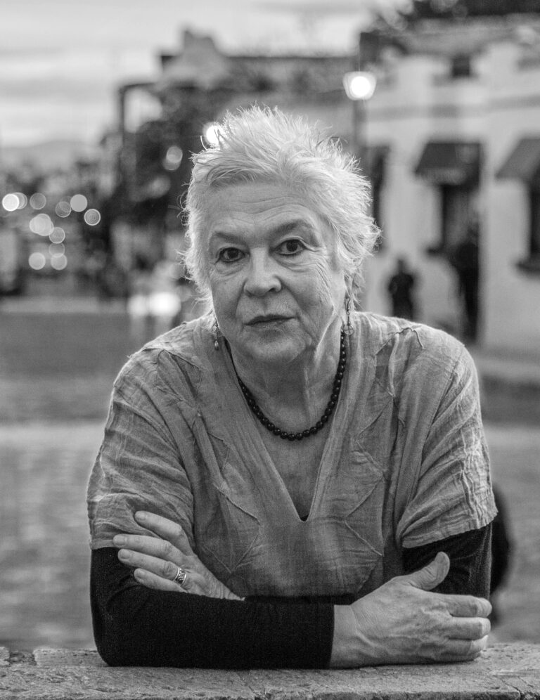 “EXÉRESIS / PRÓCERES”: Fotógrafa y Premio Nacional Paz Errázuriz presenta su libro más iconoclasta