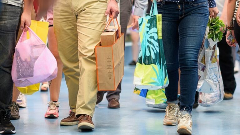 [Podcast] Economista Solimano contrasta Imacec de octubre con los planteamientos de Kast y Jara 