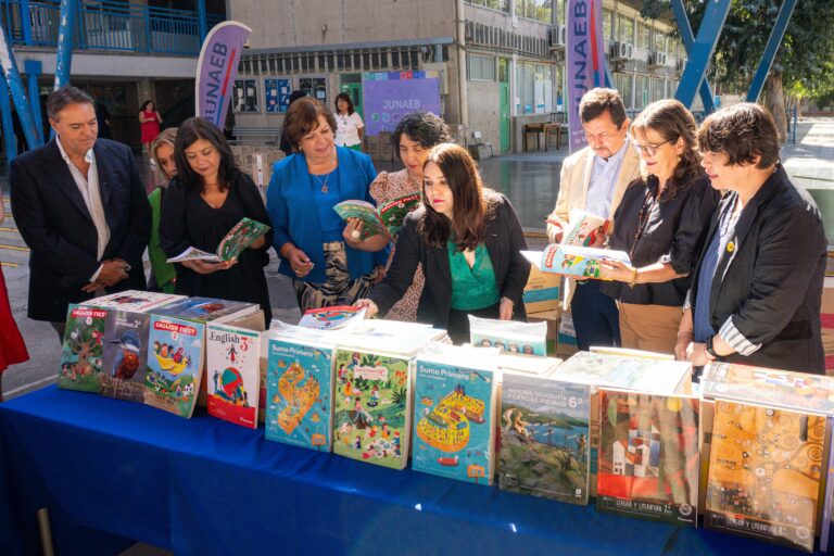 Mineduc y Junaeb preparan inicio del año educativo 2026 con entrega de útiles y textos escolares
