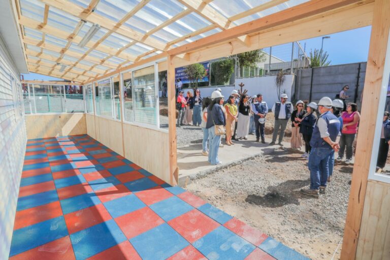 Ministro de Educación constata avance de infraestructura de jardines siniestrados en Tomé  