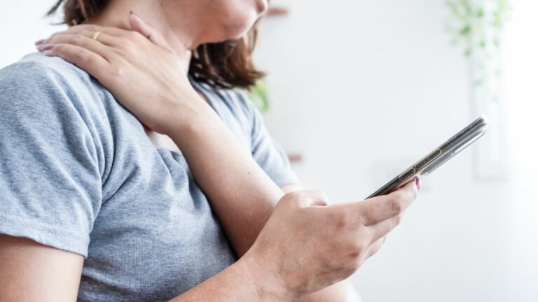 ¿Por qué el cuello duele tanto hoy y cómo evitar que empeore?
