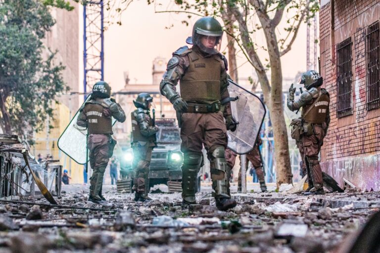 Amnistía Internacional emite ‘acción urgente’ por riesgo de indulto a ex carabineros y militares condenados por graves violaciones de derechos humanos