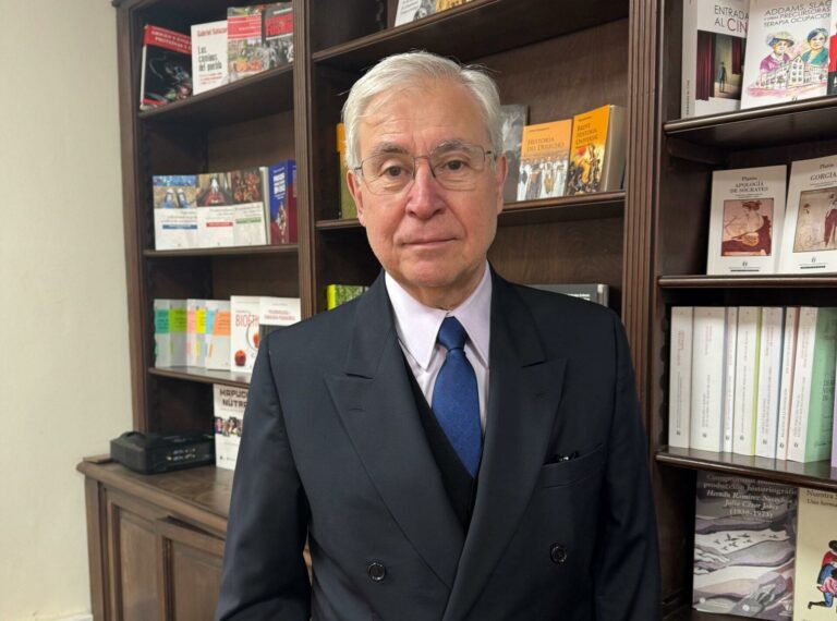 Iván Jaksic recorre cuatro décadas de filosofía chilena en nuevo libro de Editorial Universitaria