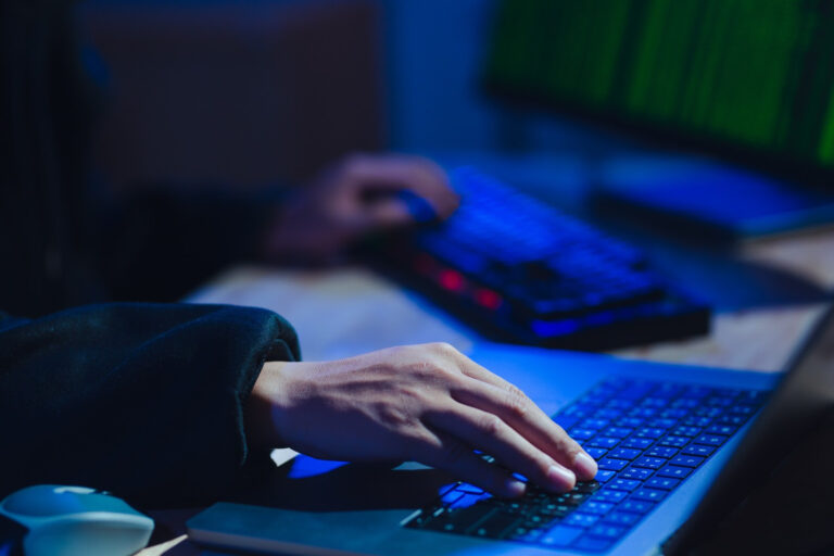 Violencia digital: investigación advierte nuevas formas de daño y desafíos para la regulación