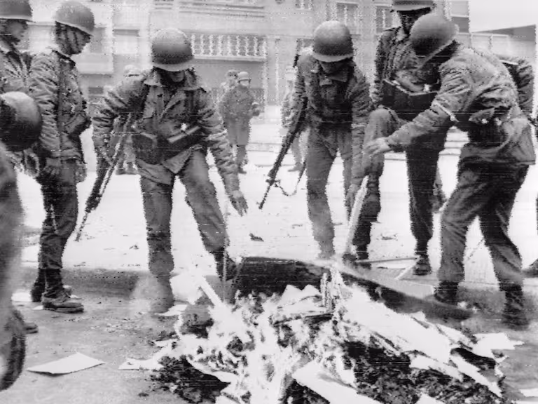 Mantienen condenas a ex miembros del Ejército por la incineración de archivos de la dictadura