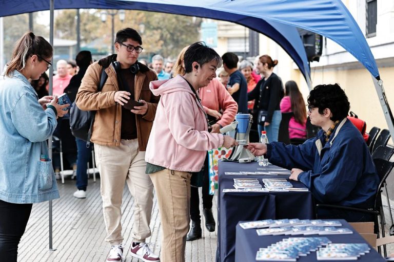 Universidad de Chile conmemora el Día del Libro entregando miles de ejemplares de Gabriela Mistral