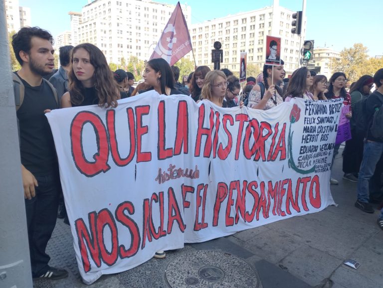 Organizaciones de DD.HH llegan a La Moneda en rechazo a despidos e intento de indultar a violadores de DD.HH