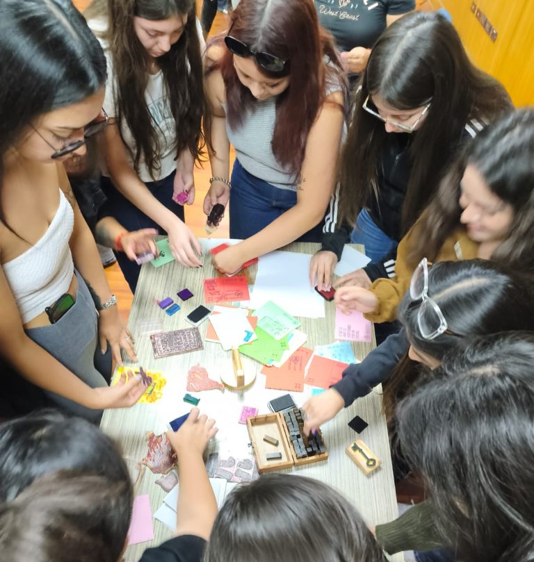 Viviana Mazón presenta en Chile su trabajo sobre memoria reciente y literatura infantojuvenil 