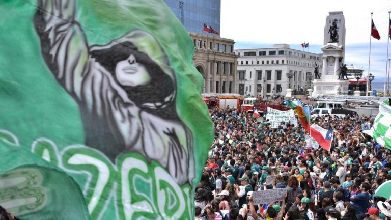 La disposición a la acción colectiva ambiental y la identificación política son los factores que más influyen en una evaluación positiva del estallido social