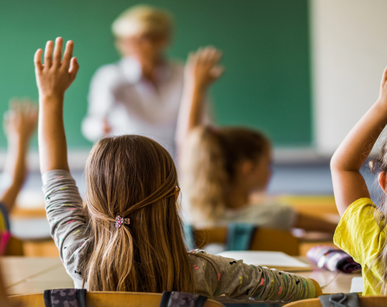 Claves Ipsos: 54% cree que apoyo psicológico y de salud mental es la medida más efectiva frente a la violencia en establecimientos educacionales