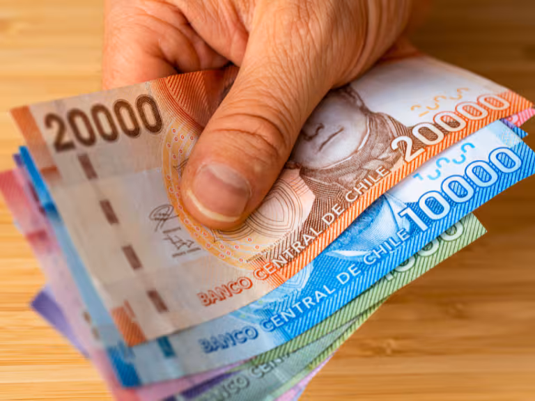 El 70% de las trabajadoras y trabajadores gana menos de $800 mil líquidos y la mitad recibe $600 mil o menos