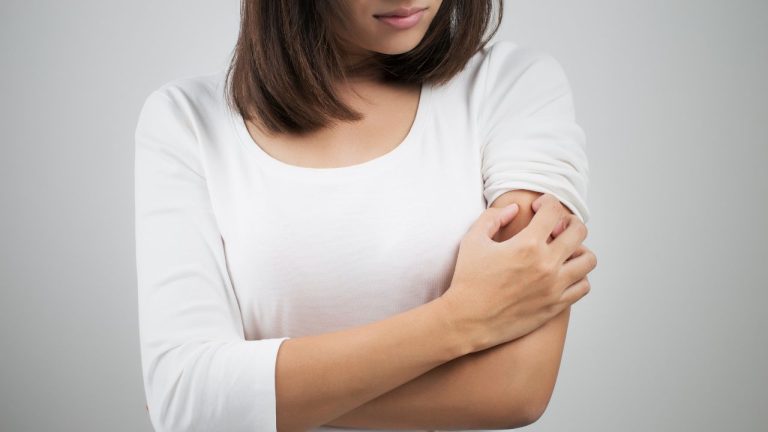 Dolor crónico y sin causa visible: por qué la fibromialgia afecta más a mujeres entre los 30 y 60 años