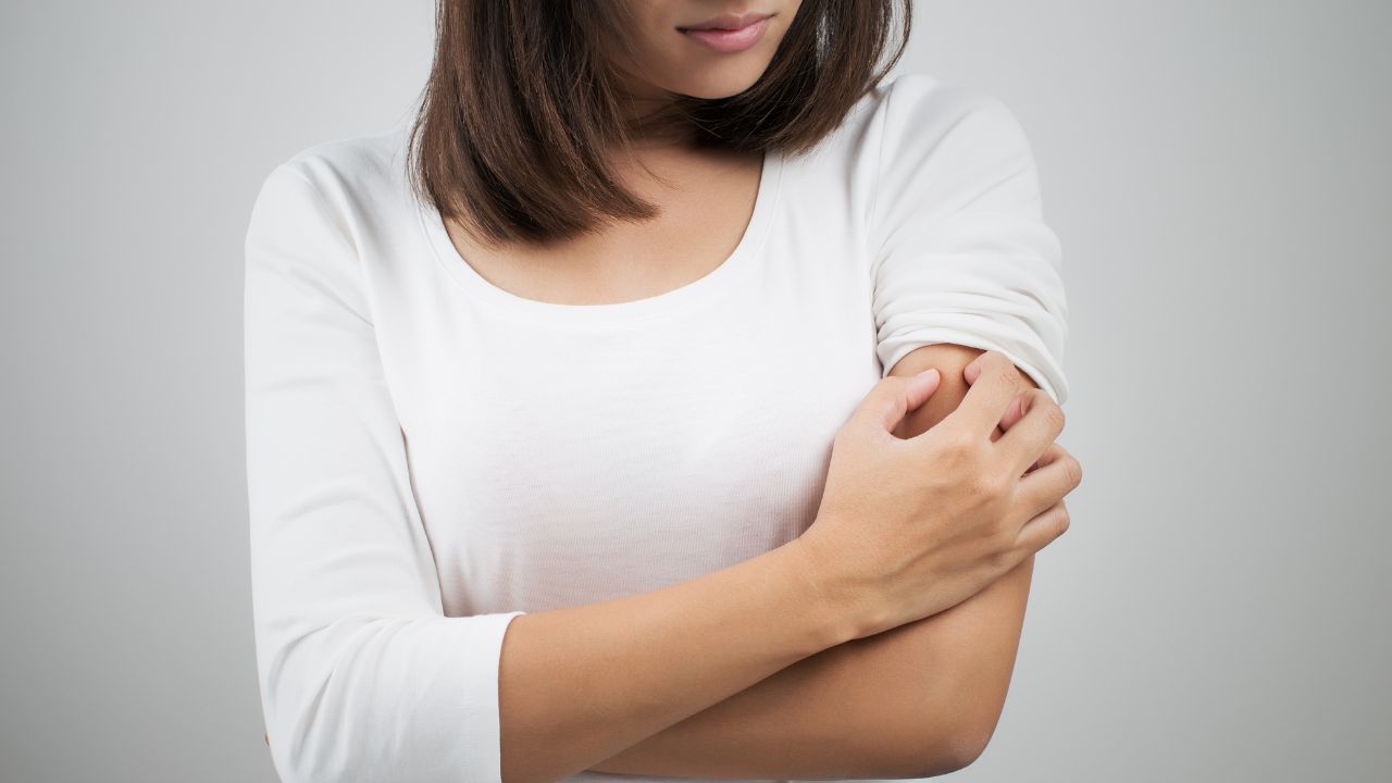 Dolor crónico y sin causa visible: por qué la fibromialgia afecta más a mujeres entre los 30 y 60 años
