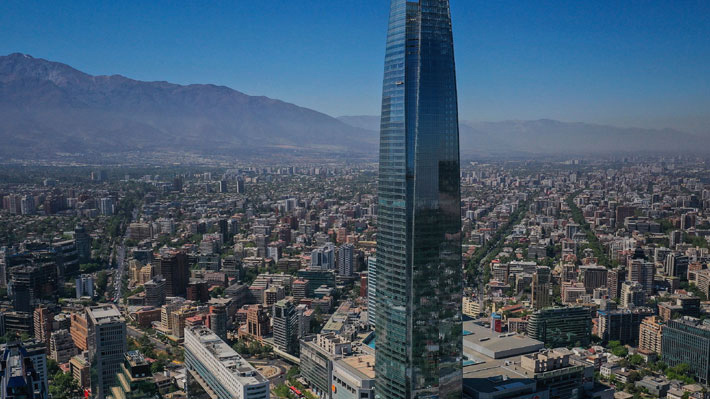 Imacec: cae la producción de bienes, pero comercio y servicios sostienen la actividad