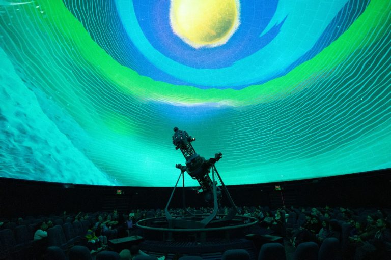 Planetario USACH presenta Pink Floyd por el Universo: The Dark Side of The Moon y Dinosaurios en 360° en Vacaciones de Invierno
