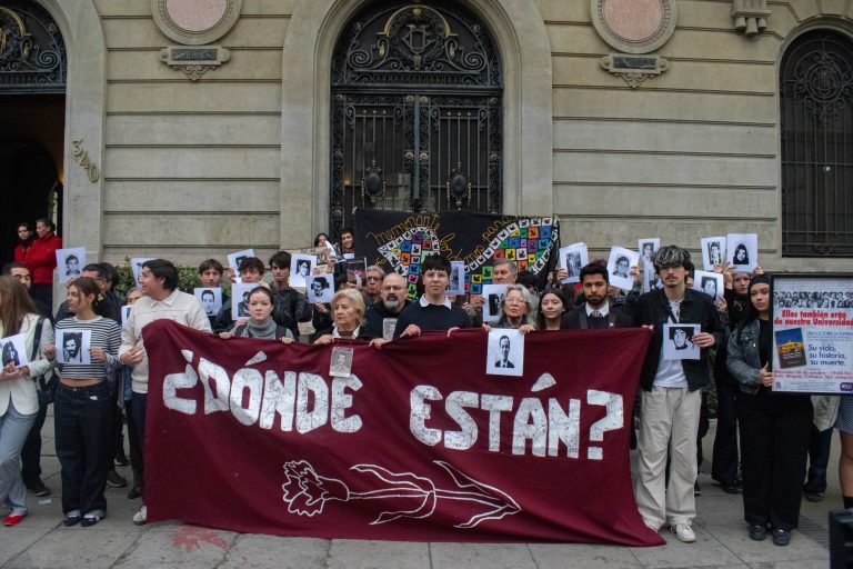 Colectivo de memoria PUC logra que rectoría revise reconocimiento a ex rector de dictadura Jorge Swett Madge