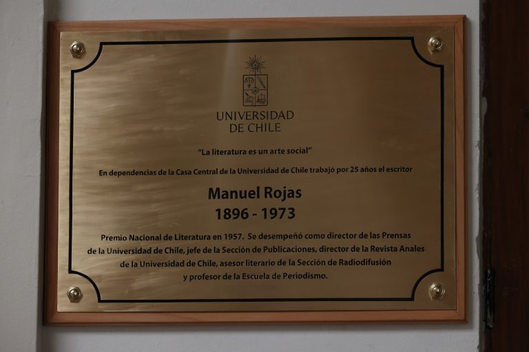 U. de Chile instala placa en honor a Manuel Rojas y presenta nueva edición de Hombres del pueblo