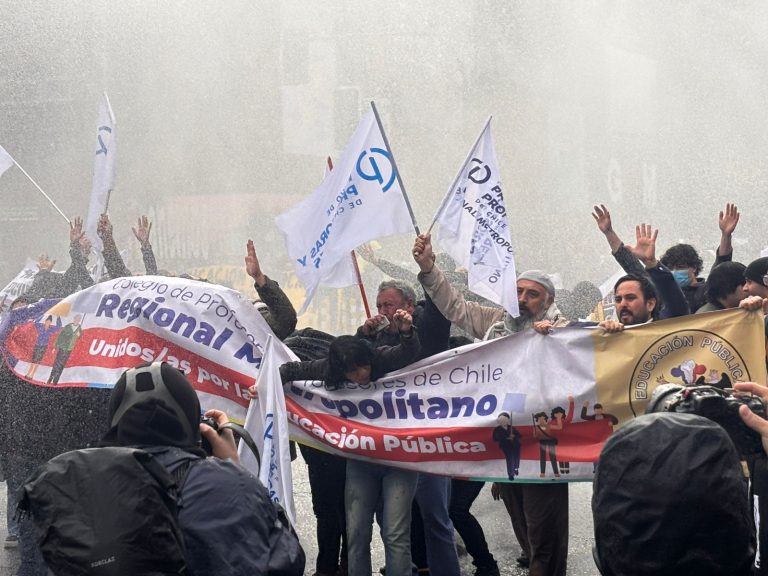 En medio de fuerte represión marcharon estudiantes, profesores y trabajadores en Santiago