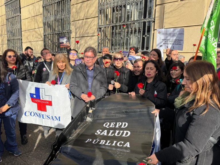 Organizaciones de salud y parlamentarios realizan funeral simbólico de la salud pública frente al Ministerio de Hacienda