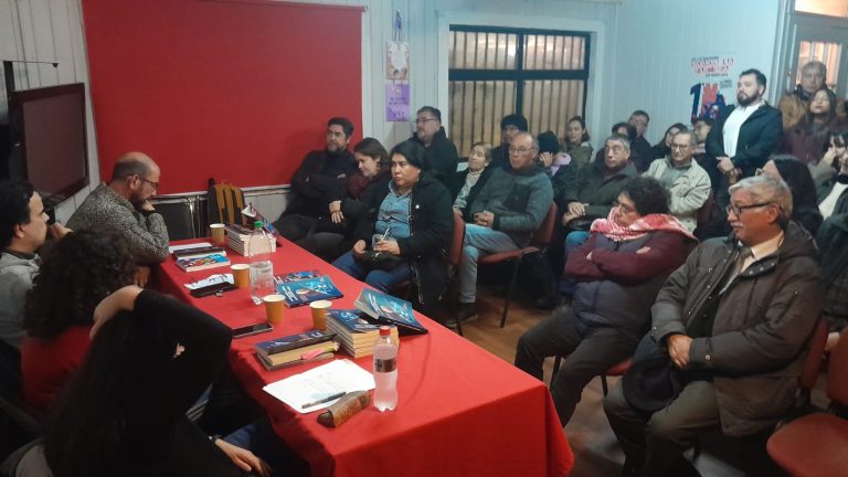 En Valdivia: Realizan lanzamiento del libro “Construyendo la unidad para una democracia de verdad”