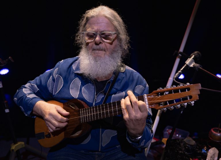 Gustavo Santaolalla regresa a Chile con dos conciertos en Santiago y Concepción con su “Ronroco Tour”-