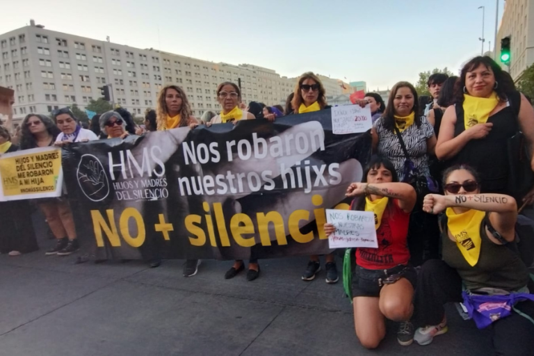 [Podcast] Víctimas de adopciones forzadas exigen restitución de Unidad de Búsqueda