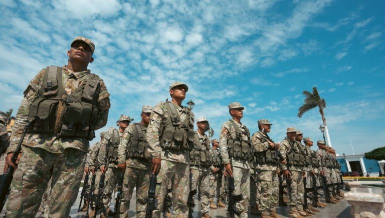 Perú promulga ley que priva a la justicia ordinaria juzgar a FF.AA y policías