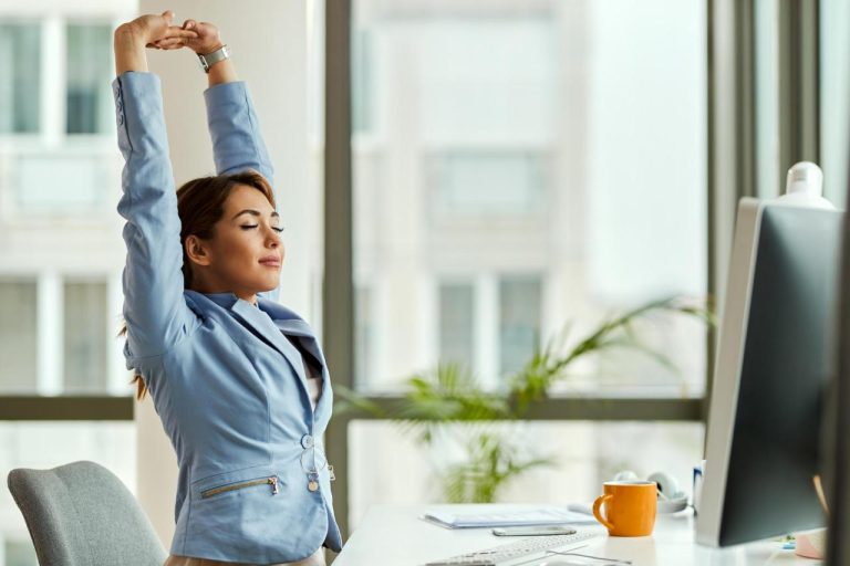 Pausas activas en el trabajo: una herramienta simple para mejorar la salud laboral
