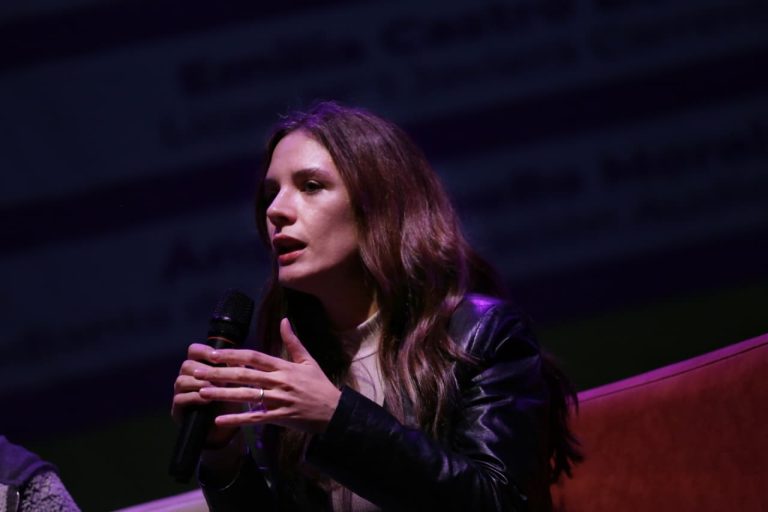 Camila Vallejo participa en conversatorio con más de 200 jóvenes en Cerro Navia